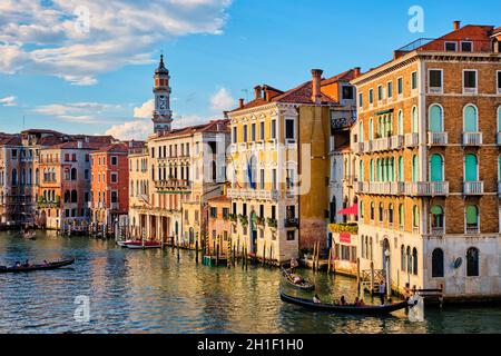 VENISE, ITALIE - 27 JUIN 2018 : Grand Canal avec bateaux et gondoles au coucher du soleil, Venise, Italie Banque D'Images