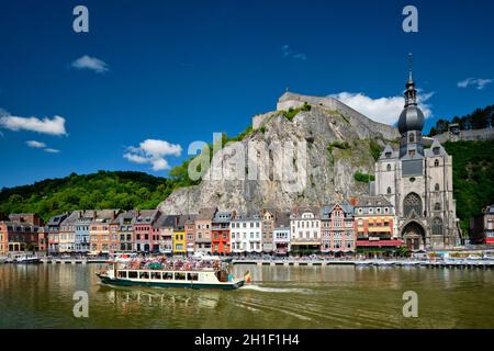 DINANT, BELIGUM - 30 MAI 2018 : vue sur la ville de Dinant sur la Meuse avec bateau touristique.Dinant est une ville et une municipalité wallonne située sur le R Banque D'Images