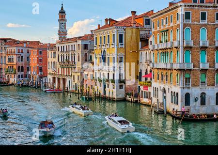 VENISE, ITALIE - 27 JUIN 2018 : Grand Canal avec bateaux et gondoles au coucher du soleil, Venise, Italie Banque D'Images