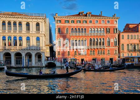 VENISE, ITALIE - 27 JUIN 2018 : Grand Canal avec bateaux et gondoles au coucher du soleil, Venise, Italie Banque D'Images