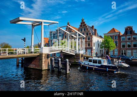 HAARLEM, PAYS-BAS - 6 MAI 2017 : bateau passant sous le pont de Gravestenenbrug célèbre site touristique sur la rivière Spaarne à Haarlem, pays-Bas Banque D'Images