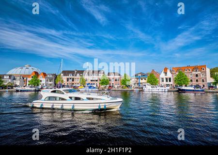 HAARLEM, PAYS-BAS - 6 MAI 2017 : bateaux et maisons sur la rivière Spaarne à ciel bleu.Haarlem, pays-Bas Banque D'Images