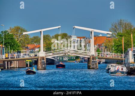 HAARLEM, PAYS-BAS - 6 MAI 2017 : bateau passant sous le pont de Gravestenenbrug célèbre site touristique sur la rivière Spaarne à Haarlem, pays-Bas Banque D'Images