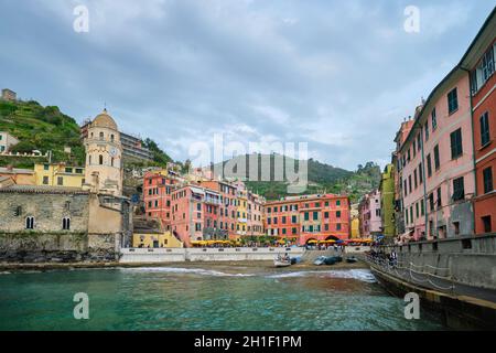 VERNAZZA, ITALIE - 25 AVRIL 2019 : village de Vernazza destination touristique populaire dans le parc national des Cinque Terre, site classé au patrimoine mondial de l'UNESCO, Ligurie, IT Banque D'Images