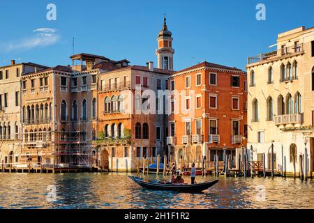 VENISE, ITALIE - 27 JUIN 2018 : Grand Canal avec bateaux et gondoles au coucher du soleil, Venise, Italie Banque D'Images