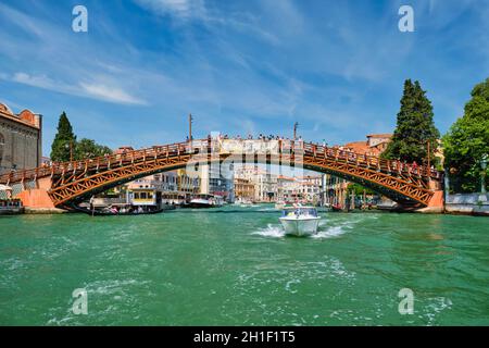 VENISE, ITALIE - 19 JUILLET 2019 : pont Ponte dell'Accademia avec bateau passant sous le Grand Canal, Venise, Italie Banque D'Images