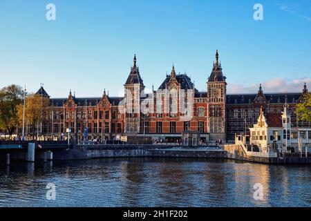AMSTERDAM, PAYS-BAS - 9 MAI 2017 : la gare centrale d'Amsterdam est la plus grande gare ferroviaire d'Amsterdam et le principal centre ferroviaire national.Le Gothi Banque D'Images