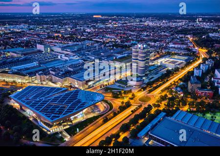 MUNICH, ALLEMAGNE - 08 juillet 2018 : Vue aérienne du musée BMW et BWM Welt et l'usine et Munich à partir de la Tour Olympique est éclairée la nuit. BMW est un famou Banque D'Images