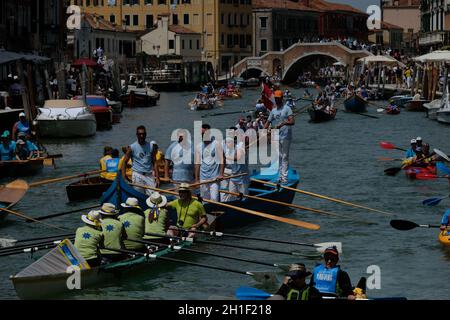 Les rameurs arrivent sur le canal de Cannaregio pour participer au Vogalonga à Venise, Italie, le 09 juin 2019.(MVS) Banque D'Images