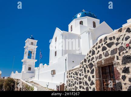 L'église Anastasi située à Imerovigli sur l'île de Santorini dans une belle journée de printemps Banque D'Images