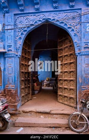 Façade de maison bleue dans les rues de Jodhpur, également connu sous le nom de "ville bleue" en raison des maisons de Brahmin peintes en bleu vif, Jodhpur, Rajasthan, Inde Banque D'Images