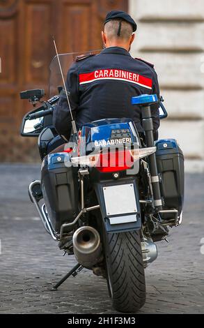 Carabinieri à moto sur les marches espagnoles à Rome Lazio Italie Banque D'Images