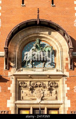 FRANCE.NORD (59).DUNKERQUE.HÔTEL DE VILLE.SUR LA FAÇADE: STATUE ÉQUESTRE DE LOUIS XIV Banque D'Images