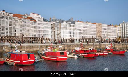 A CORUNA, ESPAGNE - 2 FÉVRIER 2020 : image panoramique du front de mer du port dans le centre-ville de A Coruna, capitale de la Galice, le 2 février 2020 à S. Banque D'Images