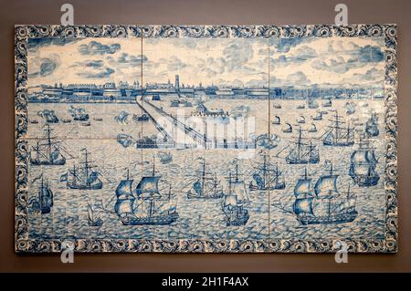 FRANCE.NORD (59).DUNKERQUE.MUSÉE DES BEAUX-ARTS.PANNEAU DE 540 TUILES DELFT REPRÉSENTANT LE BOMBARDEMENT DU PORT DE DUNKERQUE EN 1695 Banque D'Images