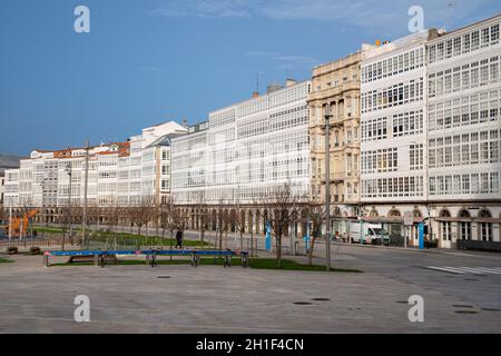 A CORUNA, ESPAGNE - 2 FÉVRIER 2020 : image panoramique du front de mer du port dans le centre-ville de A Coruna, capitale de la Galice, le 2 février 2020 à S. Banque D'Images