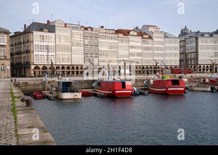 A CORUNA, ESPAGNE - 2 FÉVRIER 2020 : image panoramique du front de mer du port dans le centre-ville de A Coruna, capitale de la Galice, le 2 février 2020 à S. Banque D'Images