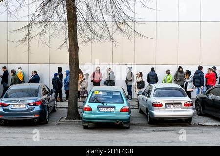 Zaporizhzhia, Ukraine.18 octobre 2021.ZAPORIZHHIA, UKRAINE - le 18 OCTOBRE 2021 - les gens sont en ligne avec le Centre de vaccination de masse de Zaporozhzhia marqué à un risque rouge de la propagation Covid-19, Zaporizhzhia, sud-est de l'Ukraine crédit: UKRINFORM/Alamy Live News Banque D'Images