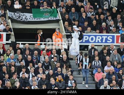 Newcastle, Royaume-Uni.17 octobre 2021.Un fan vêtu de vêtements du Moyen-Orient qui traverse le stand entouré de fans de Geordie lors du match de la Premier League à St. James's Park, Newcastle.Le crédit photo doit être lu: Simon Bellis/Sportimage crédit: Sportimage/Alay Live News Banque D'Images