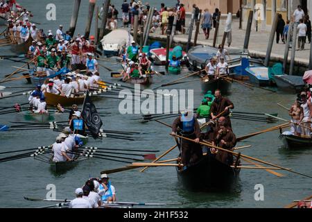 Les rameurs arrivent sur le canal de Cannaregio pour participer au Vogalonga à Venise, Italie, le 09 juin 2019.(MVS) Banque D'Images