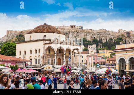 Athènes, Grèce - Avril 2018 : Grand groupe de touristes et habitants bénéficiant d'une belle journée de printemps précoce à la place Monastiraki à Athènes Banque D'Images