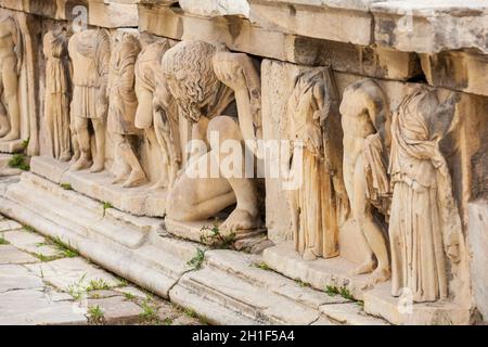 Détail des reliefs qui decorete le théâtre de Dionysos Eleuthereus le grand théâtre à Athènes et considéré comme le premier théâtre du monde whi Banque D'Images