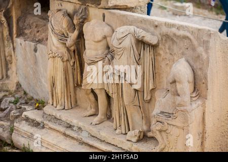 Détail des reliefs qui decorete le théâtre de Dionysos Eleuthereus le grand théâtre à Athènes et considéré comme le premier théâtre du monde whi Banque D'Images