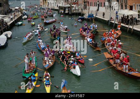 Les rameurs arrivent sur le canal de Cannaregio pour participer au Vogalonga à Venise, Italie, le 09 juin 2019.(MVS) Banque D'Images