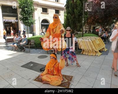 Palma de Mallorca, Espagne - 07 septembre 2015 : spectacle de rue de lévitation dans le centre de Palma de Majorque, Espagne, le 07 septembre 2015 Banque D'Images