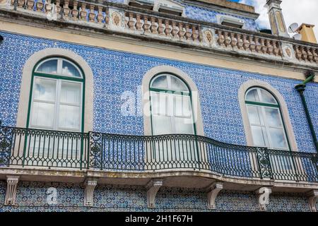 L'architecture traditionnelle des façades couvertes de carreaux de céramique appelés azulejos dans la ville de Lisbonne au Portugal Banque D'Images