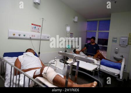 salvador, bahia / brésil - 28 août 2018: Un médecin examine le patient dans le département de l'hôpital de Suburbio dans la ville de Salvador. *** Cap local Banque D'Images