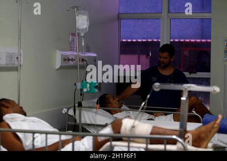 salvador, bahia / brésil - 28 août 2018: Un médecin examine le patient dans le département de l'hôpital de Suburbio dans la ville de Salvador. *** Cap local Banque D'Images