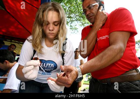 Itabuna, bahia / brésil - 30 novembre 2011: Une personne est vue recueillir le sang d'un patient pendant un salon de santé dans la ville d'Itabuna. *** local C Banque D'Images