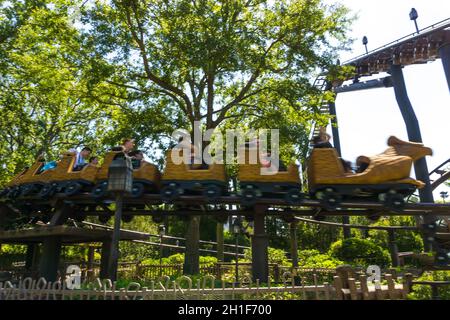Orlando, Floride, USA - Mai 09, 2018 : Le peuple en Roller Coaster Vol de l'hippogriffe. Le monde magique de Harry Potter. Les Iles de l'Aventure Banque D'Images