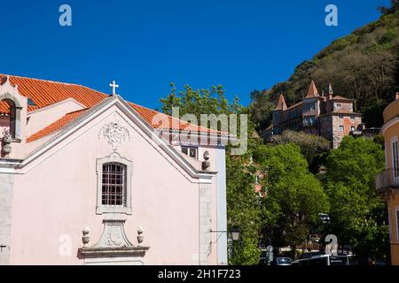 SINTRA, PORTUGAL - Mai 2018 : les touristes et les habitants à des jolies rues de Sintra, dans une journée ensoleillée au début du printemps Banque D'Images