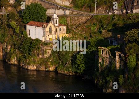 La chapelle historique du Seigneur D'Au-Delà construite à la fin du XV siècle à Vila Nova de Gaia sur les rives du fleuve Douro vu de Porto ville Banque D'Images