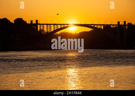 Magnifique coucher de soleil orange sur la rivière Duoro à Porto City Banque D'Images