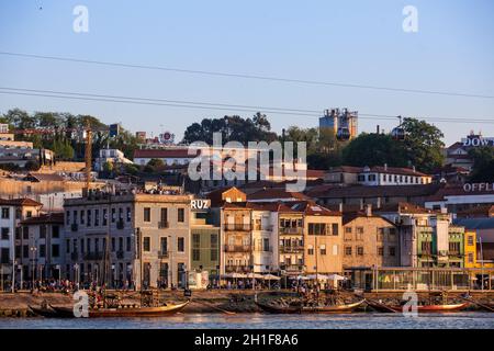 Porto, PORTUGAL - MAI 2018: Vue sur Vila Nova de Gaia, bateaux traditionnels et Duero River pendant un beau coucher de soleil au début du printemps Banque D'Images