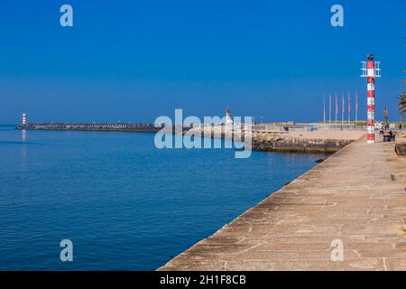 Porto, PORTUGAL - MAI 2018 : soleil tôt le printemps à la belle promenade le long de la côte de Porto près de l'embouchure du fleuve Douro Banque D'Images