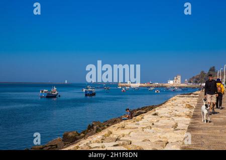 Porto, PORTUGAL - MAI 2018: Les gens qui profitent d'une belle journée de début de printemps sur la promenade le long des rives du fleuve Douro Banque D'Images