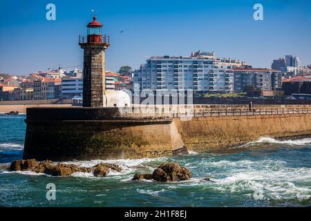 Vue sur la ville de Porto et le phare historique de Felgueiras construit en 1886 et situé à l'embouchure de la rivière Douro Banque D'Images