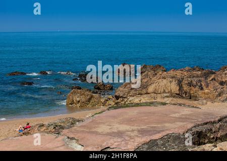 PORTO, PORTUGAL - Mai 2018 : aux personnes bénéficiant d'une belle journée au début du printemps, de belles plages le long de la côte de la ville de Porto Banque D'Images