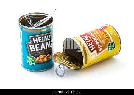 SWINDON, Royaume-Uni - 10 AOÛT 2014 : boîtes de Heinz Beanz et Spaghetti isolées sur fond blanc. Banque D'Images