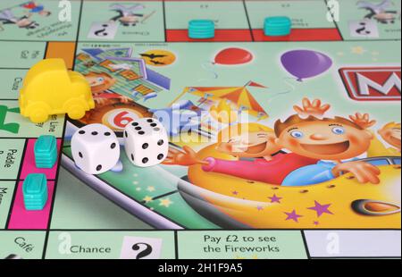 SWINDON, Royaume-Uni - 31 juillet 2017 : un jeu de Monopoly Junior un fond blanc Banque D'Images