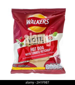 SWINDON, Royaume-Uni - 31 AOÛT 2014 : un sac de Walkers Hot Dog avec chips de saveur de ketchup de tomate (nouveau conditionnement 2014) isolé sur fond blanc.Walker Banque D'Images