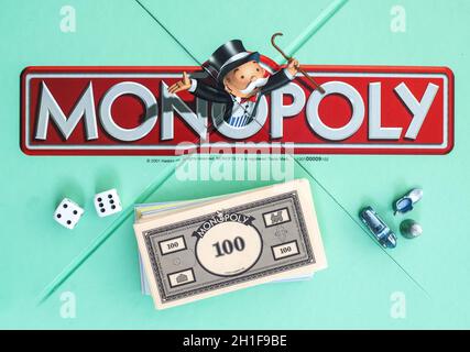 SWINDON, Royaume-Uni - 11 JUIN 2014: Edition anglaise du Monopoly montrant le logo, le jeu de commerce classique de Hasbro a été introduit pour la première fois en Amérique en 19 Banque D'Images