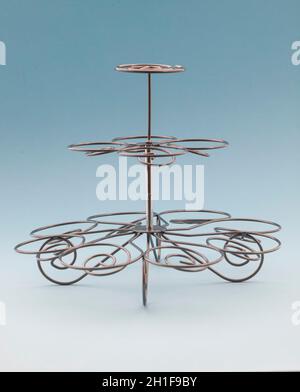 Coupe fil Cake Stand sur un fond bleu clair Banque D'Images