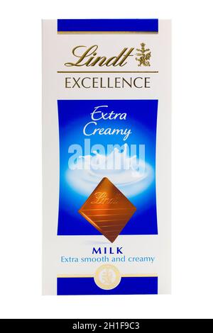 SWINDON, Royaume-Uni - 10 AOÛT 2014 : Bar of Lindt Excellence chocolat au lait très crémeux sur fond blanc Banque D'Images