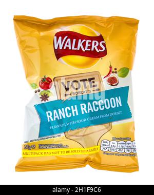 SWINDON, Royaume-Uni - 31 AOÛT 2014: Un Bag of Walkers Ranch Raccoon Flavor chips (nouveau conditionnement 2014) isolé sur fond blanc.Randonneurs est un britannique Banque D'Images