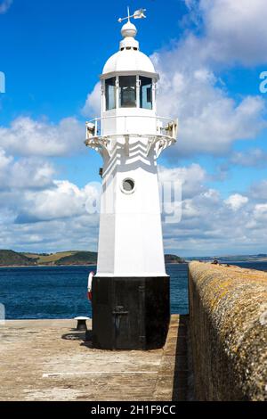 Le phare sur l'avant-port Mur à Mevagissey Cornwall England UK Europe Banque D'Images